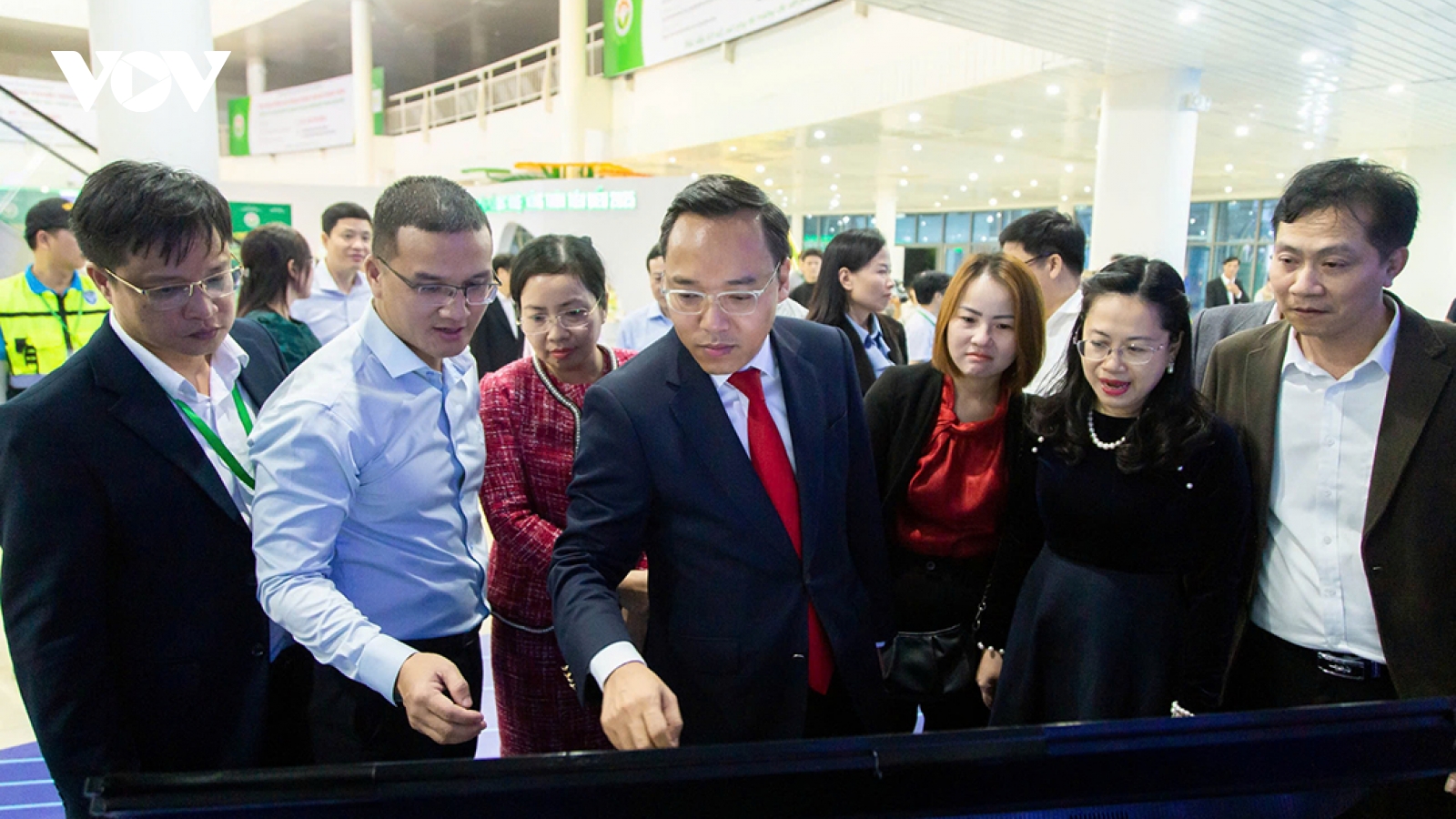 Khai mạc Hội chợ Triển lãm hàng công nghiệp nông thôn hướng tới chuyển đổi xanh