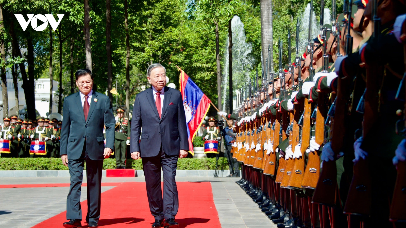 Tổng Bí thư, Chủ tịch nước Lào chủ trì lễ đón trọng thể Tổng Bí thư Tô Lâm