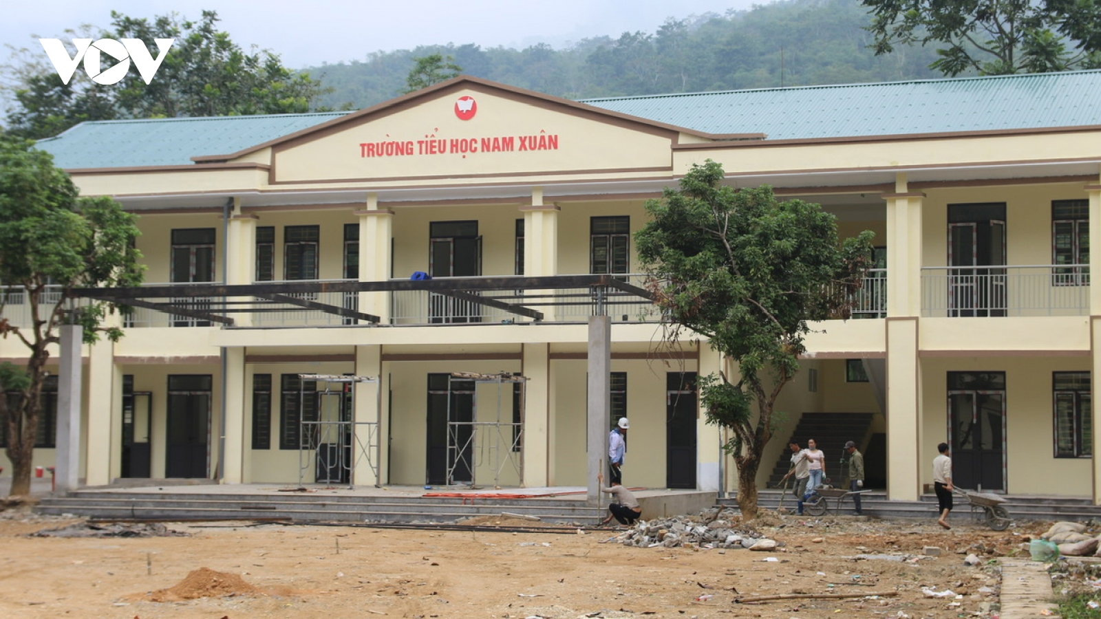 Gần 100 học sinh tiểu học đi "học nhờ" vì việc xây trường chậm tiến độ