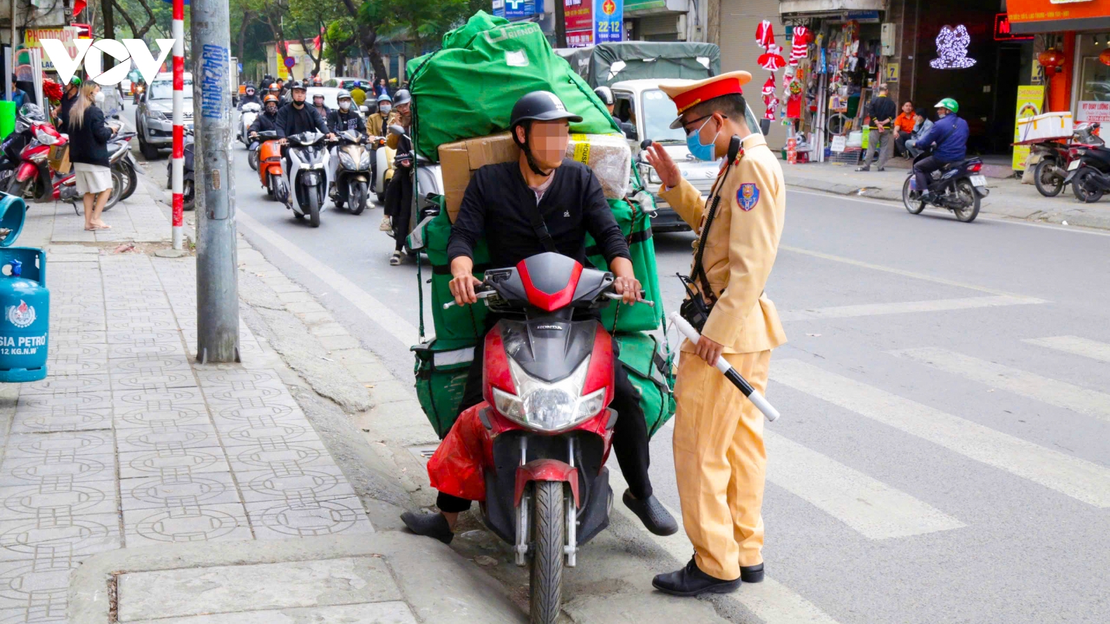 Cố tình che biển số “né” camera AI, shipper bị xử phạt