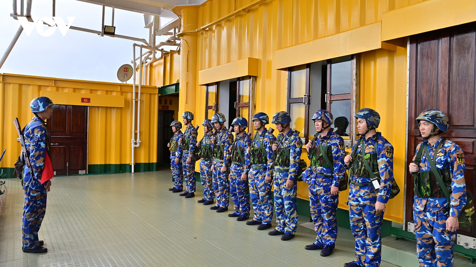 Cán bộ, chiến sĩ Nhà giàn DK1 chắc tay súng bảo vệ biển đảo, hướng về Đại hội XIV