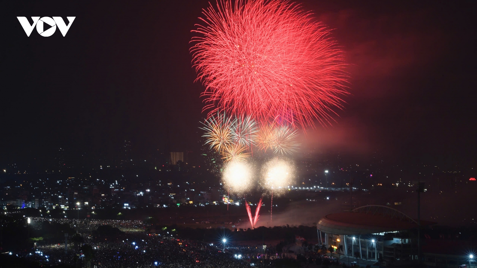 Hà Nội rực rỡ pháo hoa, biển người chào đón năm mới 2026