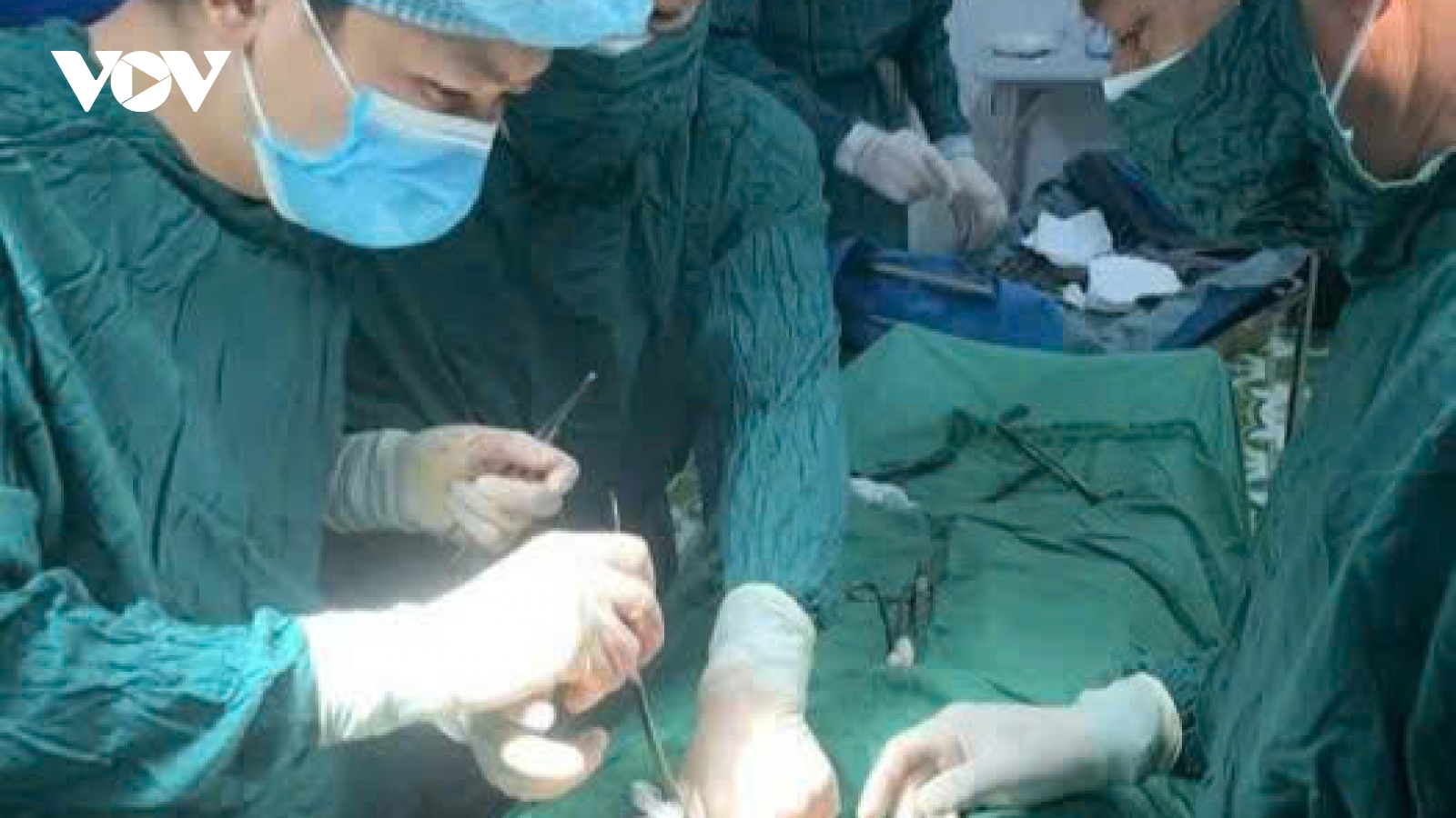 Cấp cứu bệnh nhân thủng tạng rỗng khi đang lao động gần đảo Bạch Long Vĩ