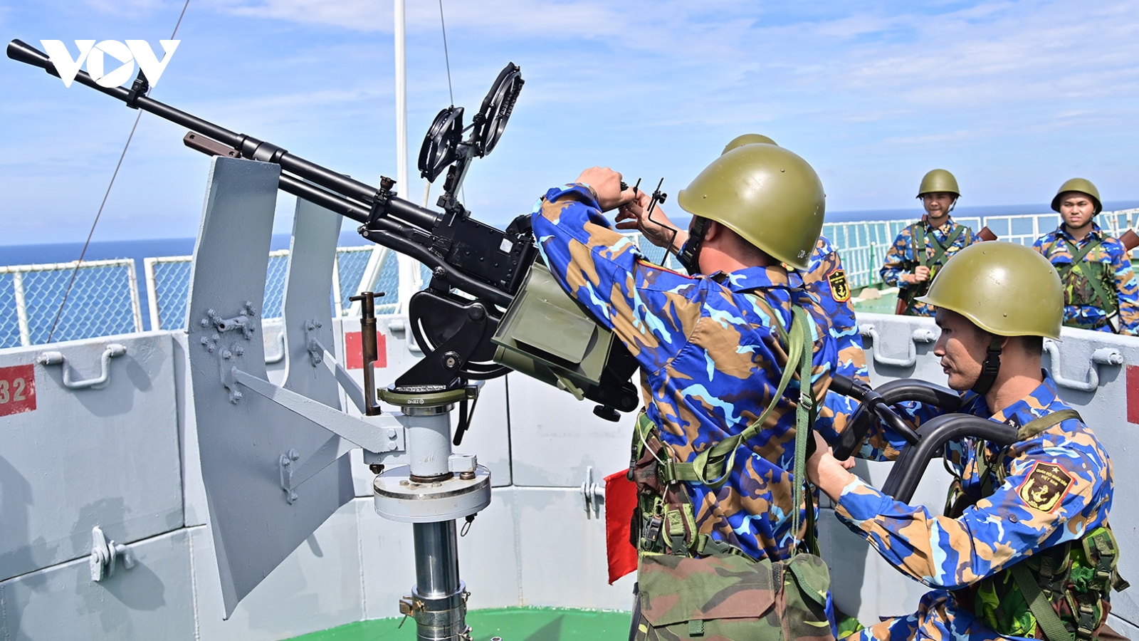 Cán bộ, chiến sĩ Nhà giàn DK1 chắc tay súng bảo vệ biển đảo, hướng về Đại hội XIV