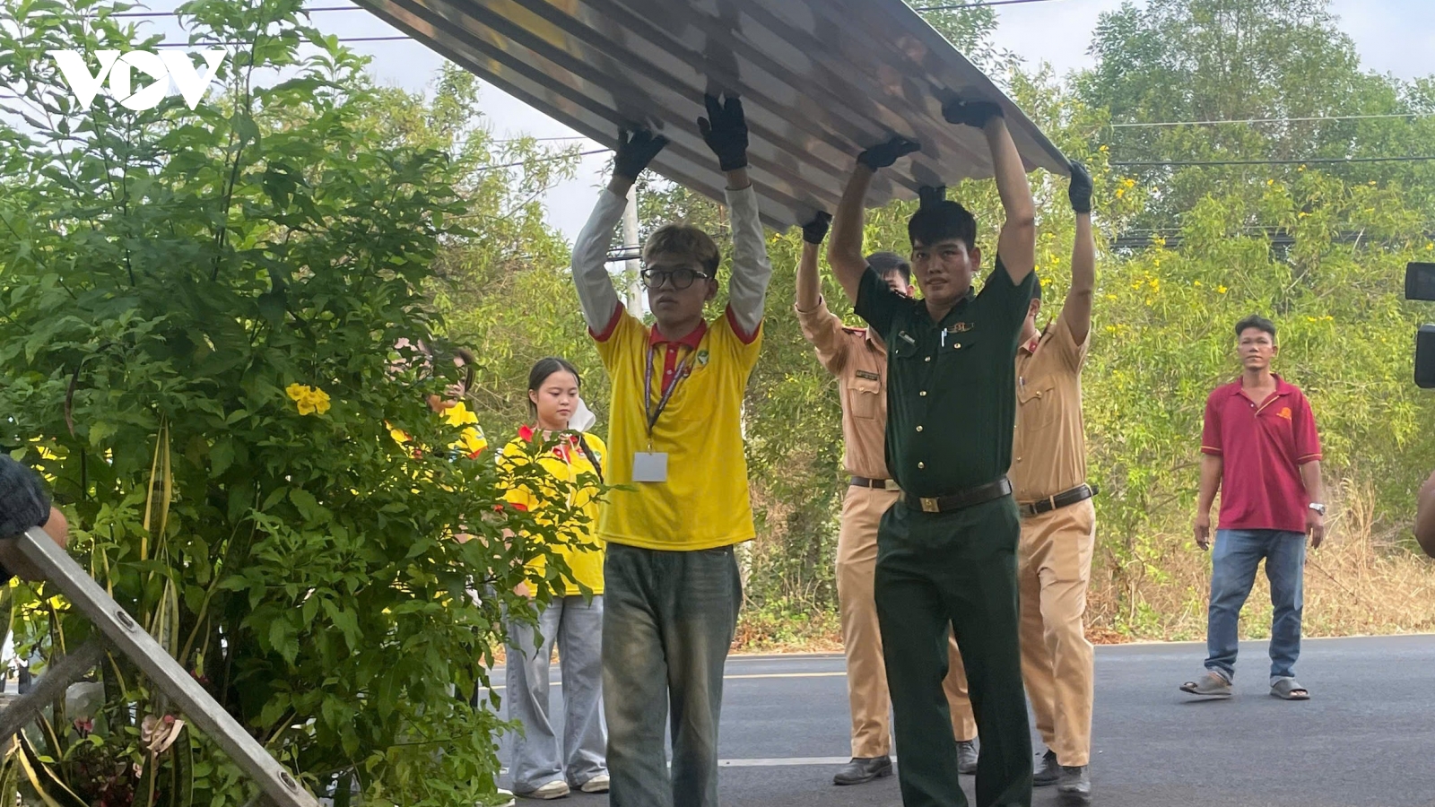 Bộ đội Biên phòng mang tết sớm đến với người dân ven biển TP.HCM