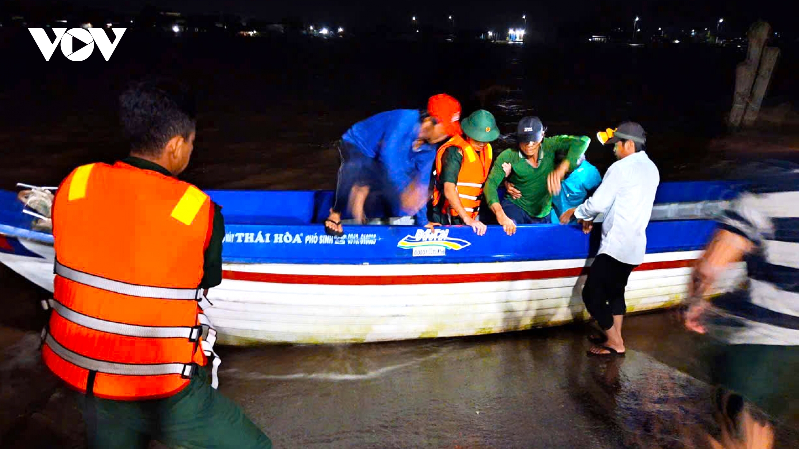 Đồn Biên phòng Gành Hào (Cà Mau) kịp thời đưa thuyền viên bệnh nặng vào bờ cấp cứu