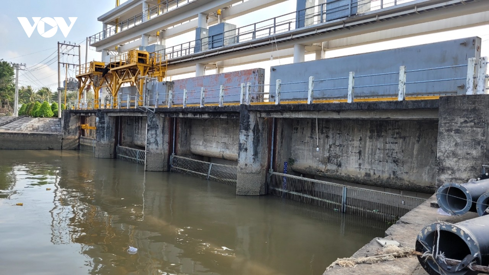 Đồng Tháp khẩn trương đóng nhiều cống đập để ngăn triều cường dâng cao