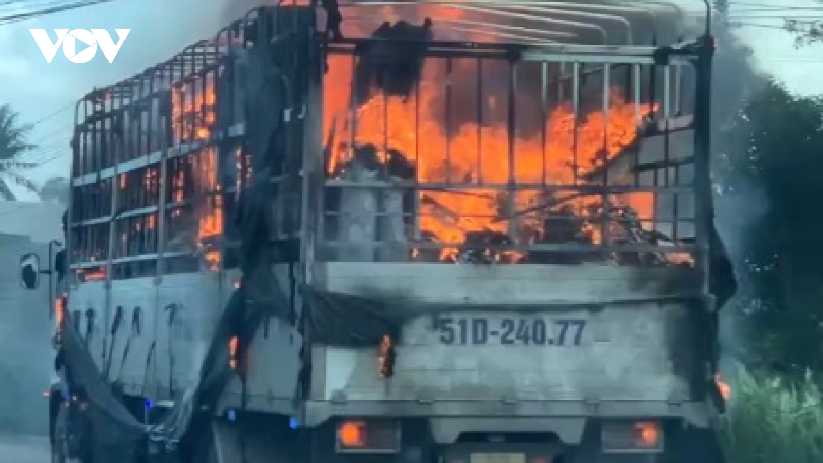 Xe tải chở hàng bất ngờ bốc cháy dữ dội trên Quốc lộ 1A