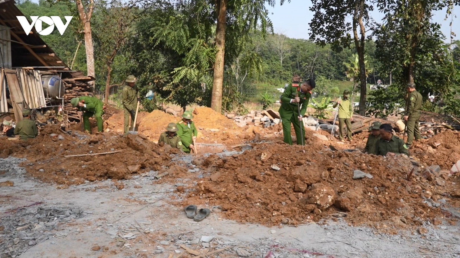 "3 ca, 4 kíp" và lời hứa về nhà mới trước Tết của Công an Lào Cai