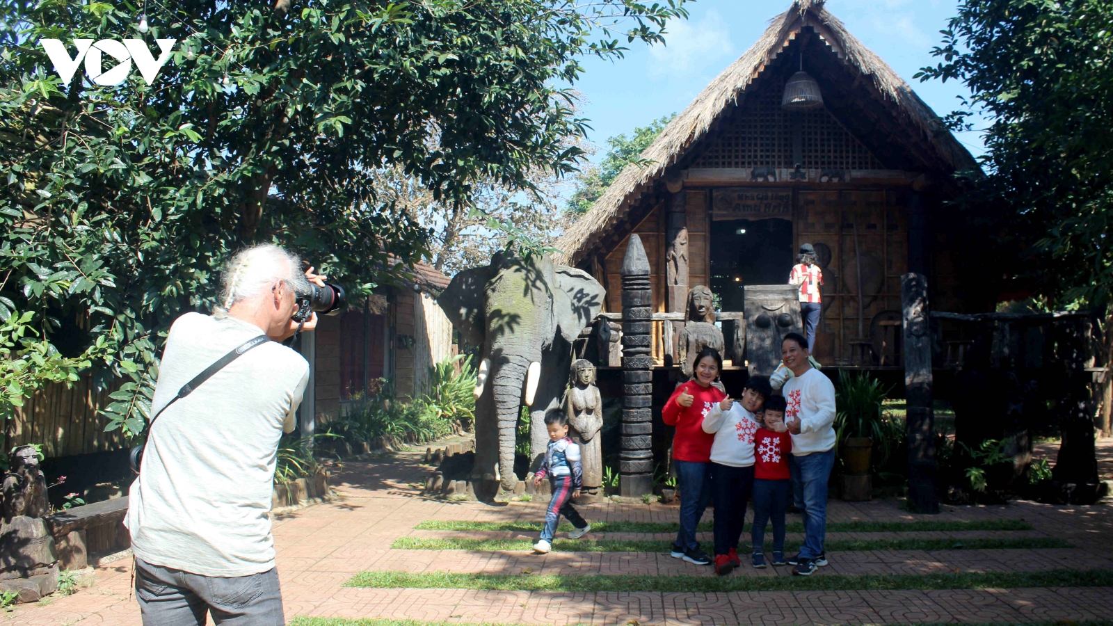 Về buôn làng nghe cồng chiêng, tìm hiểu văn hóa Ê Đê ngày đầu năm mới