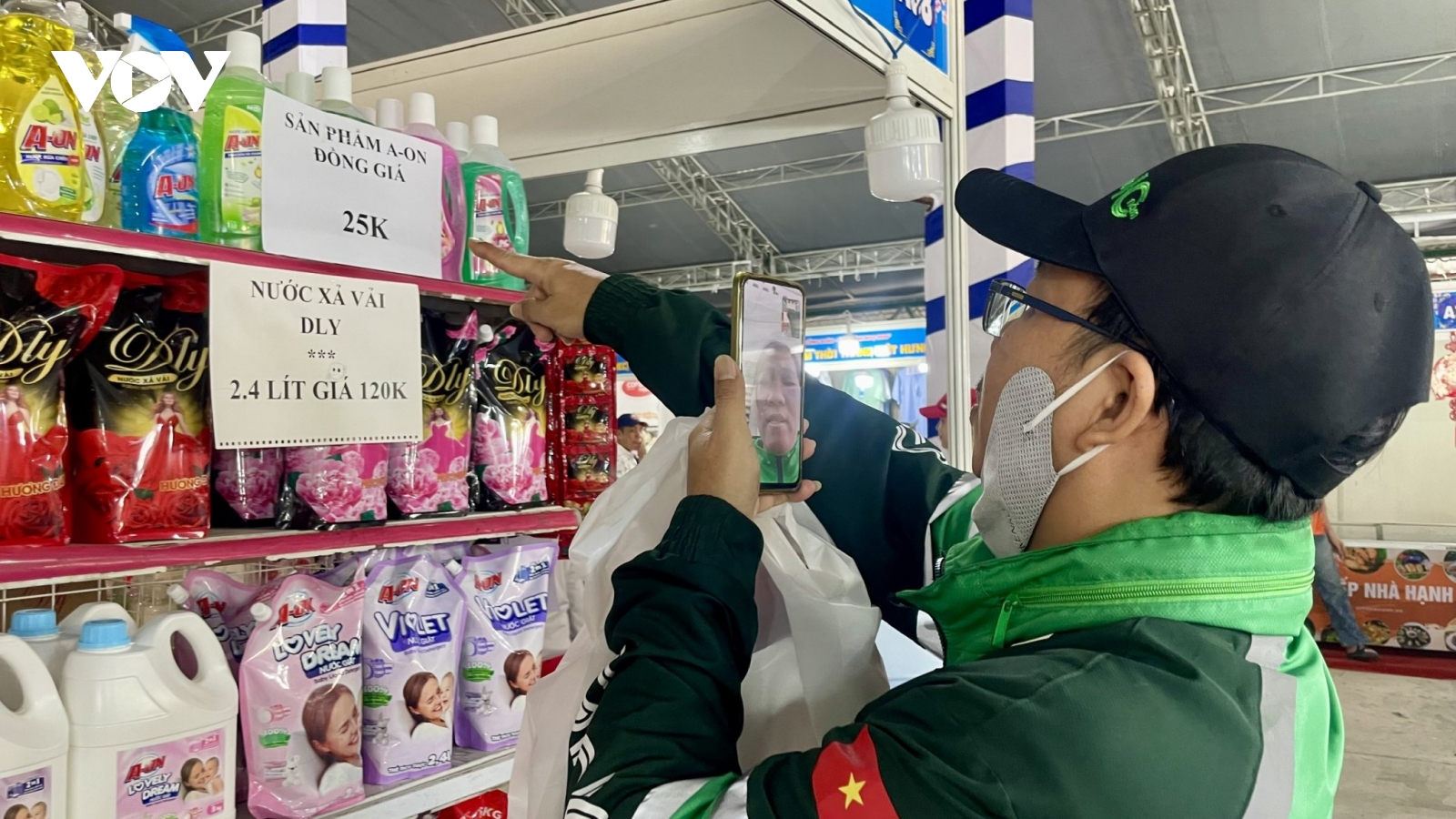 Khai mạc Chợ Tết Công đoàn - Xuân 2026, tặng quà cho hàng ngàn công nhân