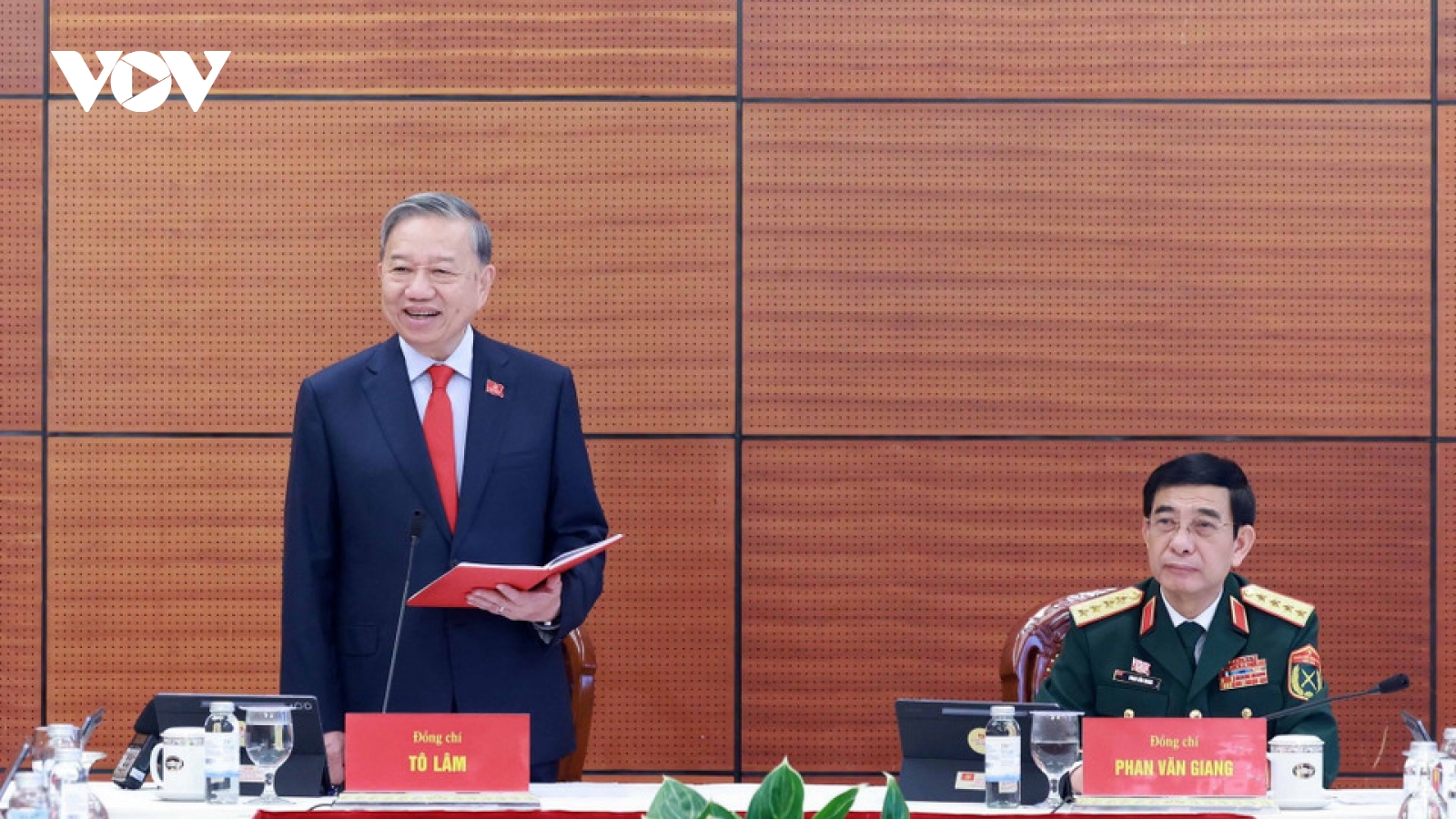 Đại biểu thảo luận tại đoàn về Văn kiện trình Đại hội XIV của Đảng