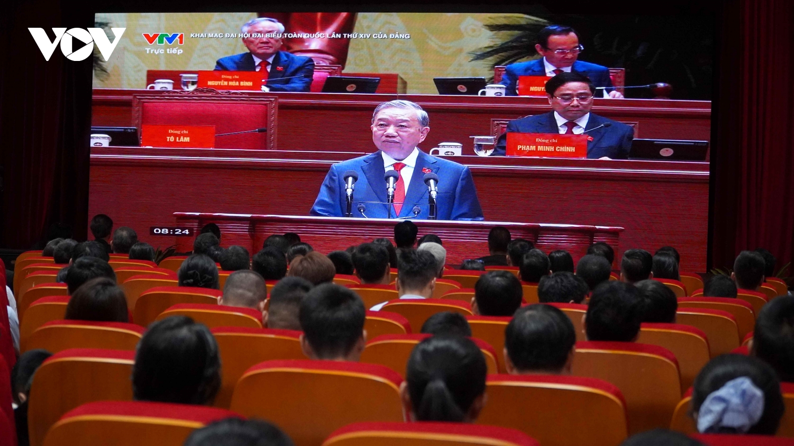 Người Việt tại Lào háo hức theo dõi Lễ khai mạc Đại hội lần thứ XIV của Đảng