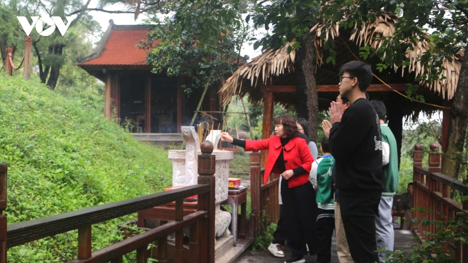 Hàng nghìn người dâng hương tại mộ Đại tướng Võ Nguyên Giáp đầu năm mới 2026