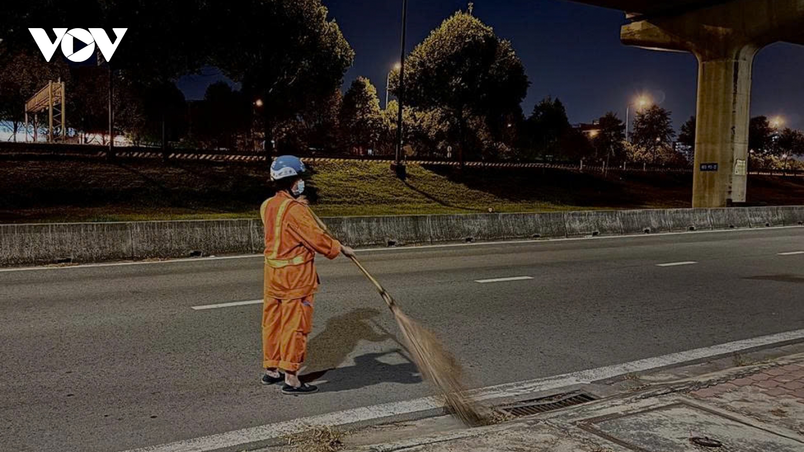 Nhọc nhằn nỗi lo Tết của những lao công dọn rác ở TP.HCM