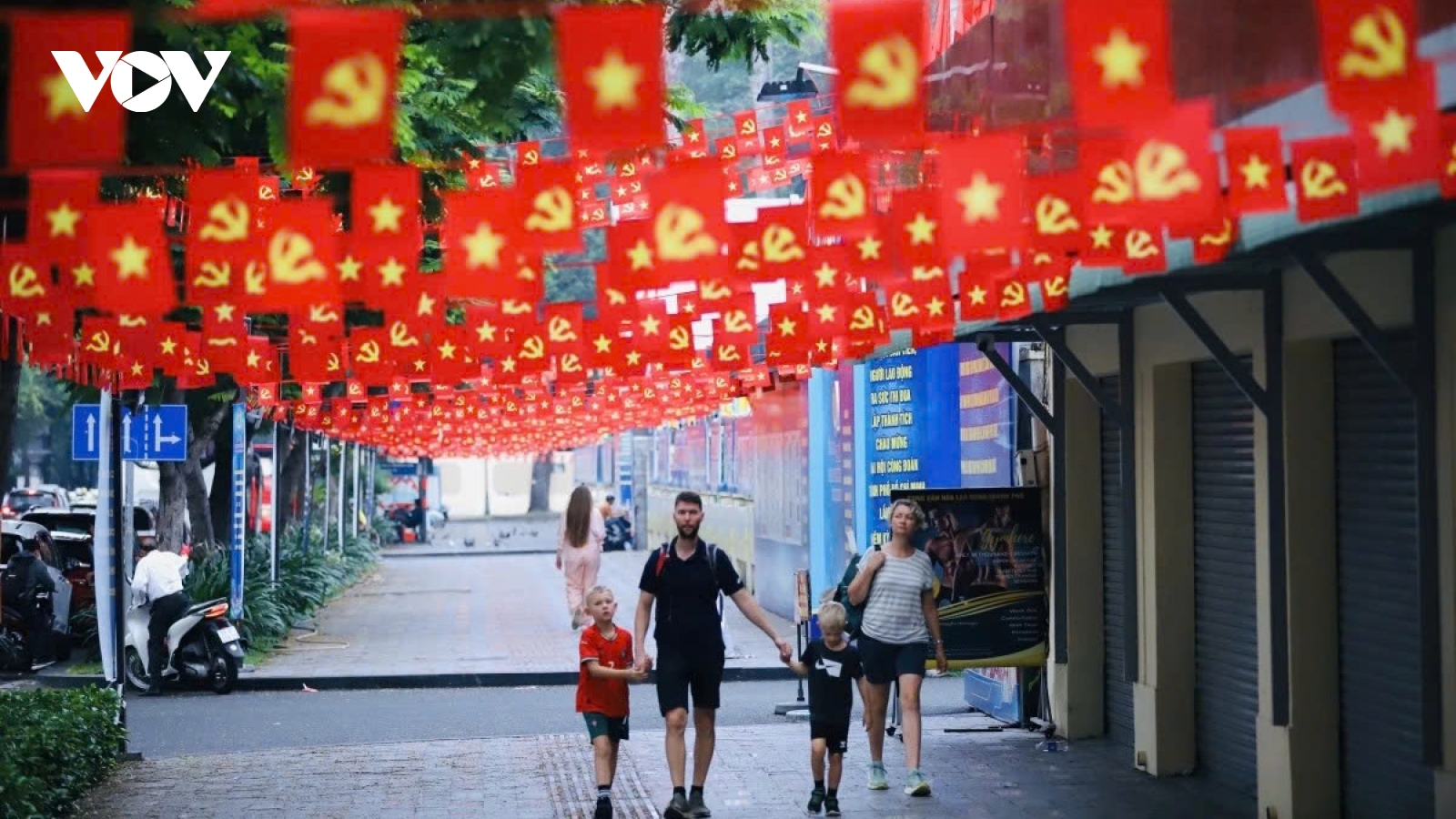 HCM City streets dressed in colour ahead of Lunar New Year and Party Congress