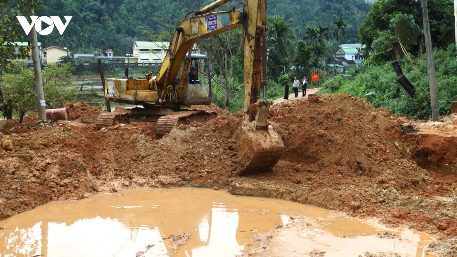 Xã miền núi Tây Trà (Quảng Ngãi) khắc phục sạt lở núi