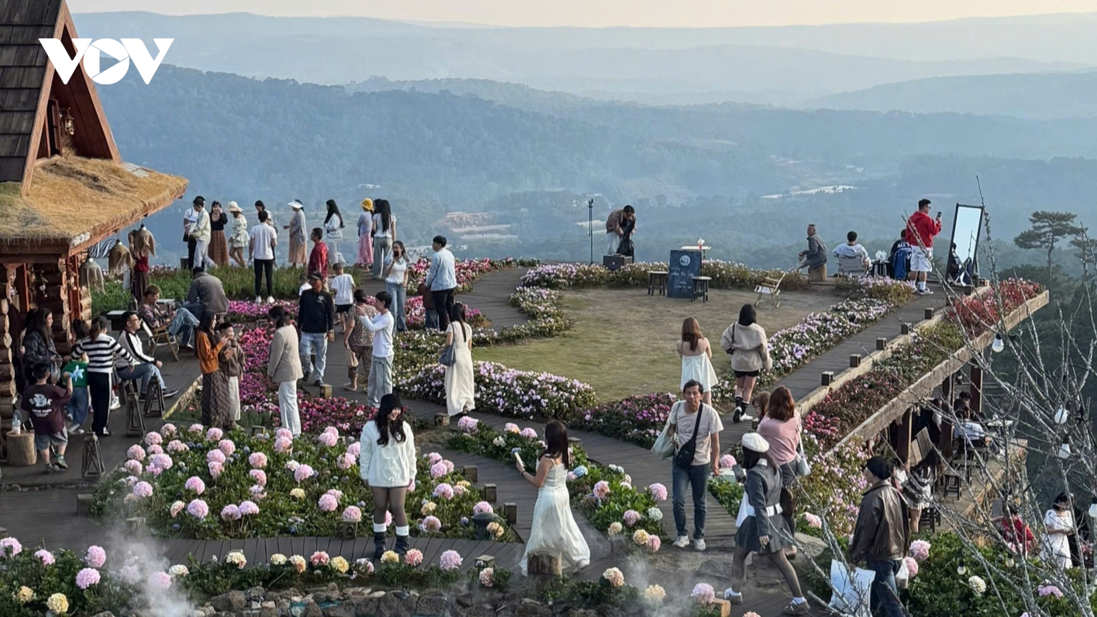 Lâm Đồng: Du lịch đầu năm sôi động từ cao nguyên đến biển