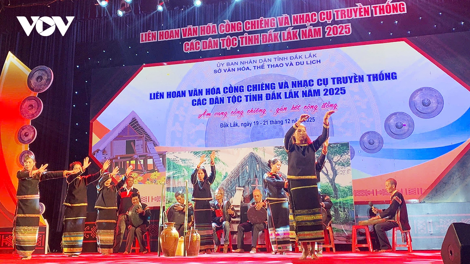 Độc đáo điệu múa mời rượu của người Êđê