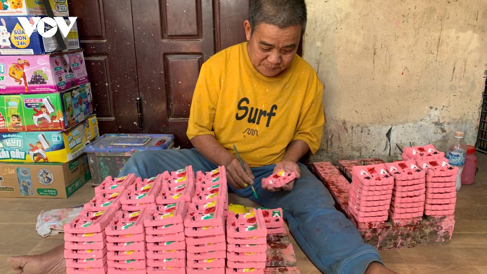 Rộn ràng làng nghề làm tượng ông Táo dịp Tết ở Huế