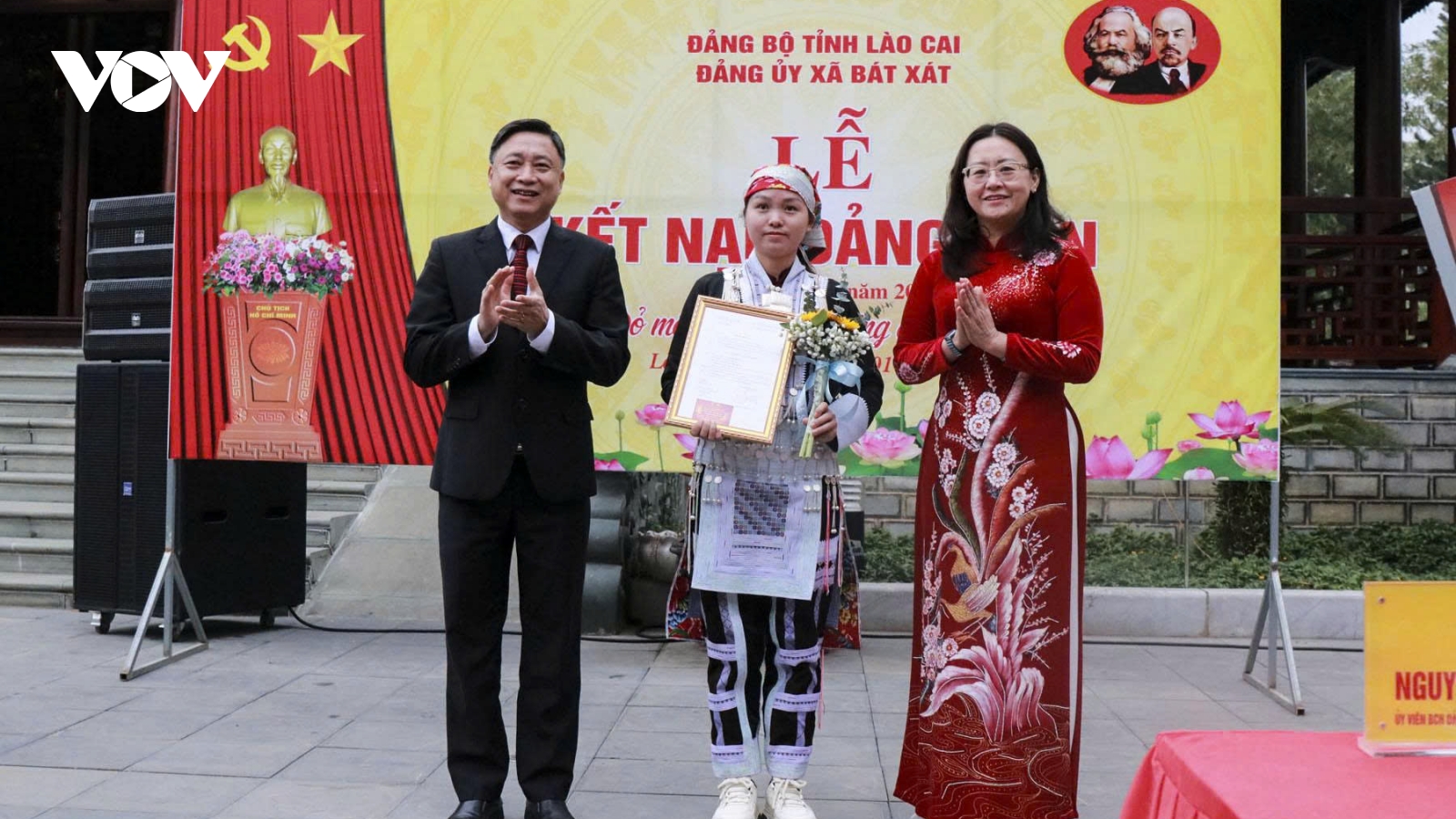 Đảng bộ xã biên giới Bát Xát kết nạp 27 đảng viên mới