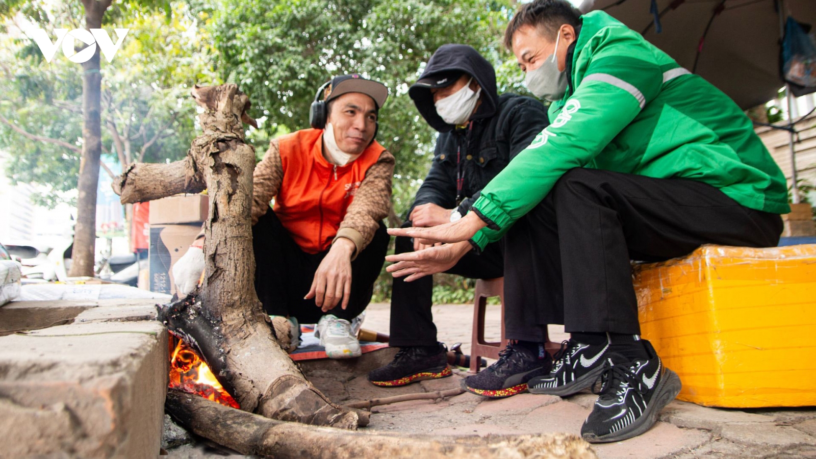 Hà Nội lạnh sâu, người lao động nhóm lửa ngoài vỉa hè để chống rét
