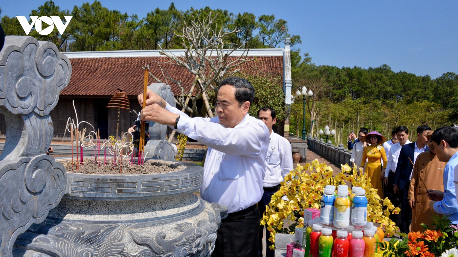 Chủ tịch Quốc hội dâng hương tưởng niệm Chủ tịch Hồ Chí Minh tại Nghệ An