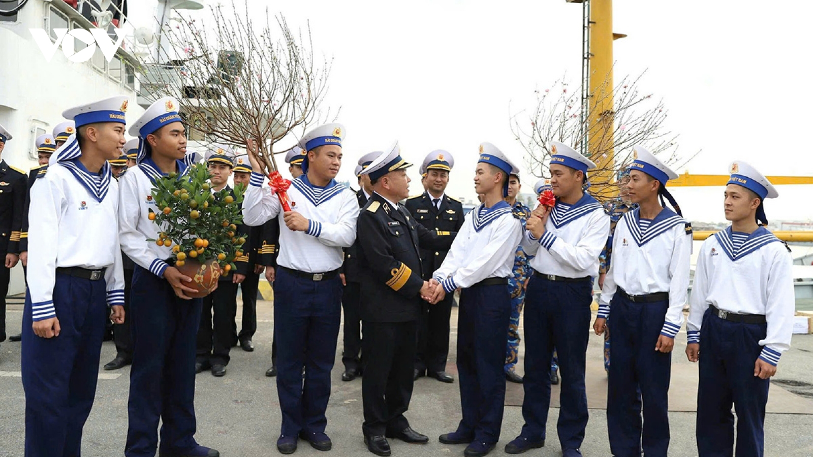 Chuyến tàu của Vùng 1 Hải quân "chở" mùa Xuân ra đảo xa Đông Bắc