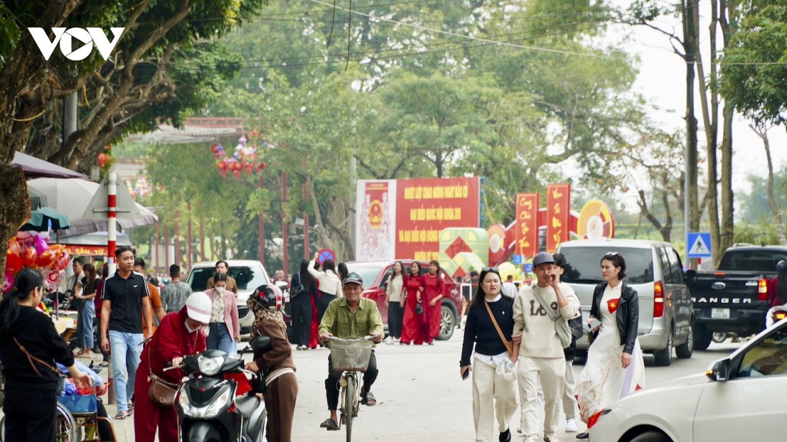 Quần thể di tích tâm linh: Đền Mẫu, Đền Trần thu hút du khách dịp Tết Bính Ngọ