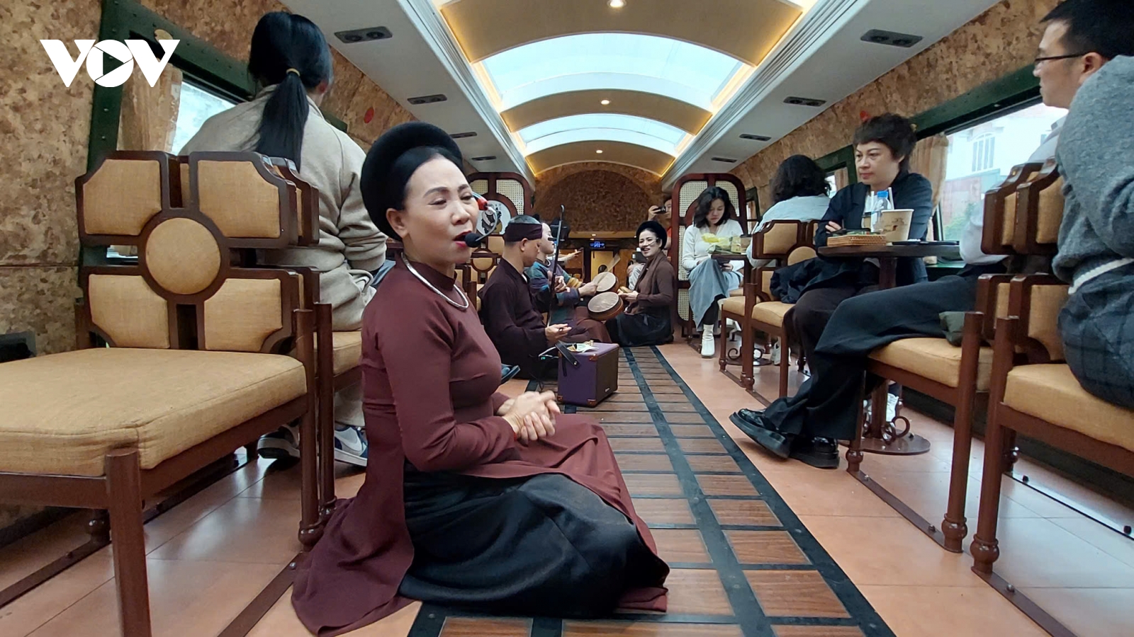 Du xuân đầu năm trên chuyến tàu 5 cửa ô: Hành trình đánh thức ký ức Hà Nội