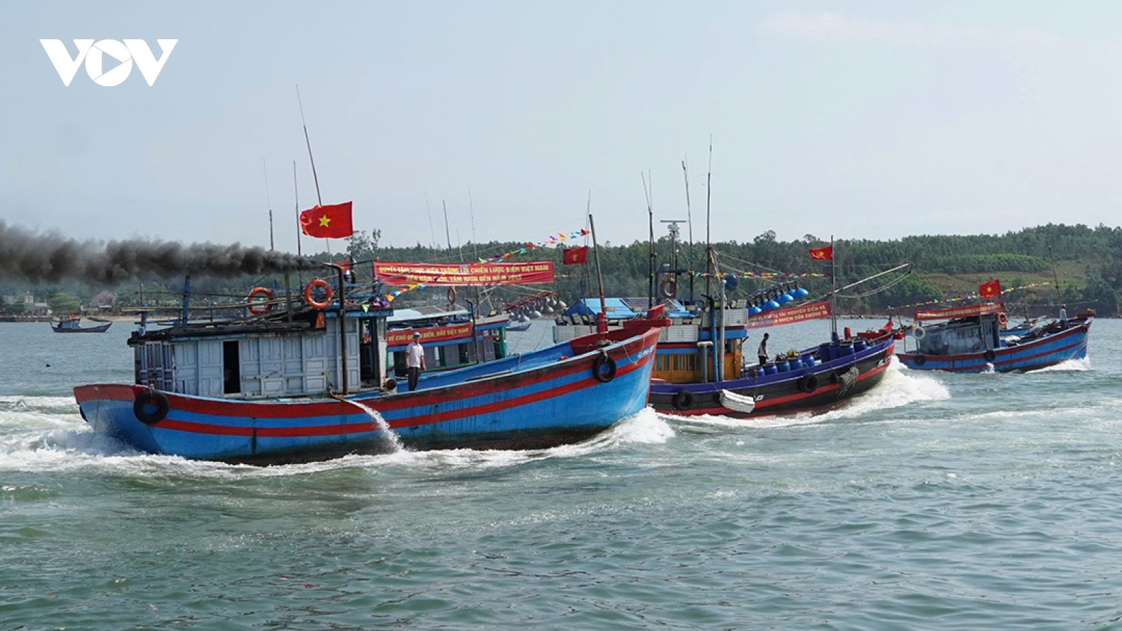 Tưng bừng lễ ra quân đánh bắt hải sản đầu năm tại Quảng Ngãi