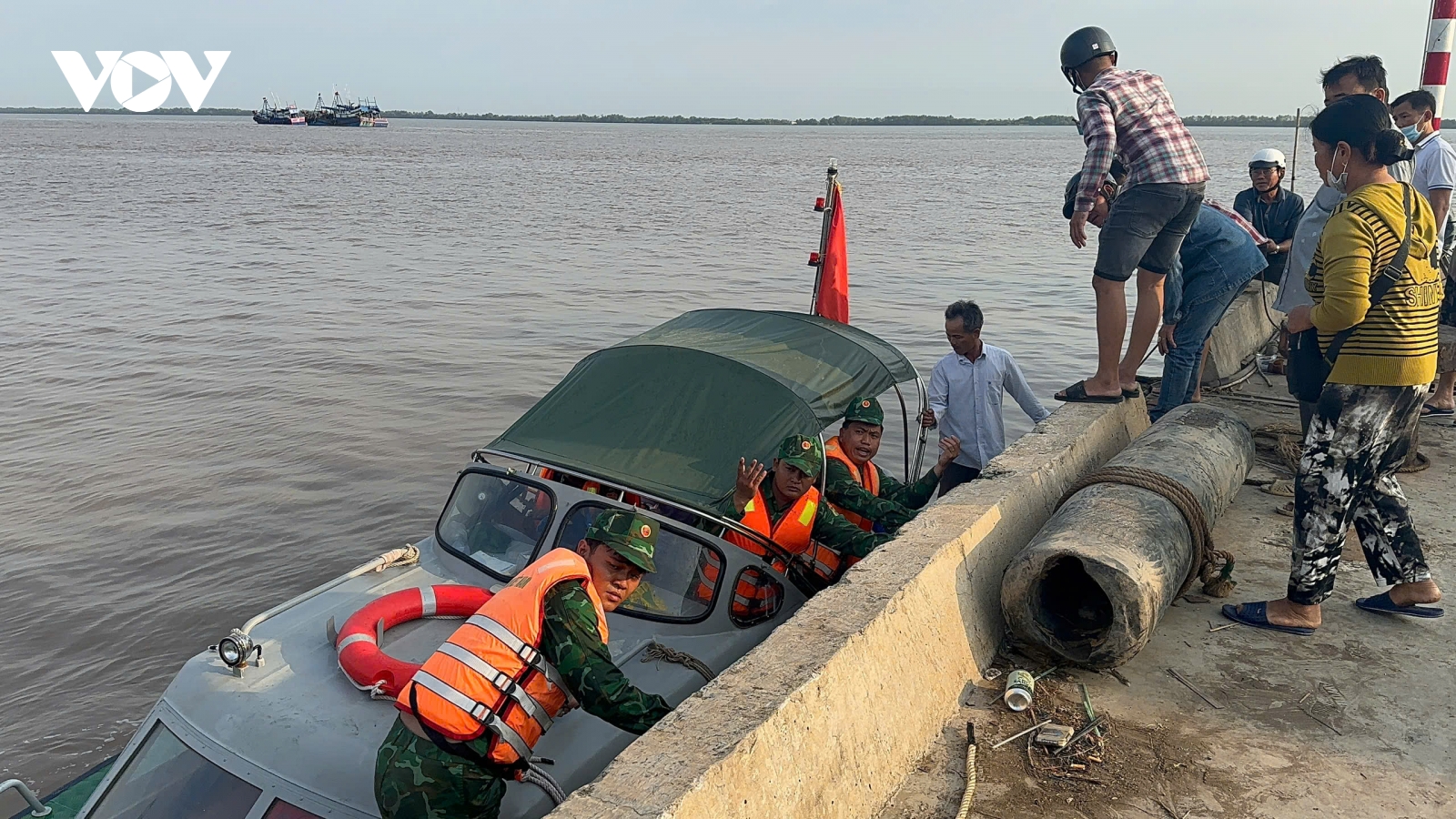Vĩnh Long: Bộ đội biên phòng kịp thời ứng cứu thuyền trưởng bị đột quỵ trên biển