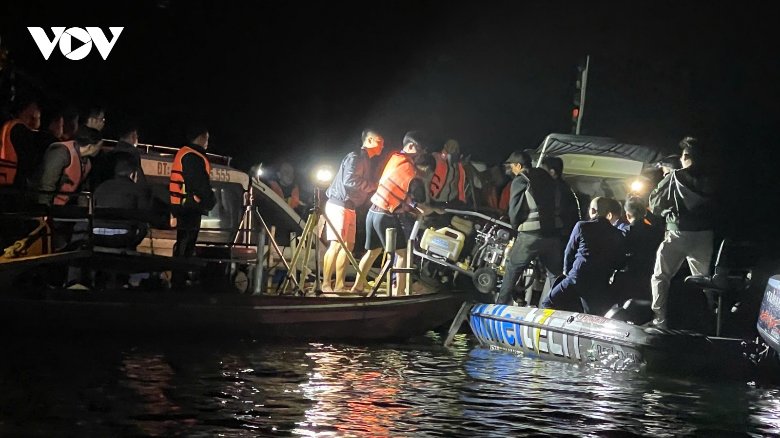 Xuyên đêm tìm kiếm các nạn nhân mất tích sau vụ lật thuyền trên hồ Hồ Thác Bà