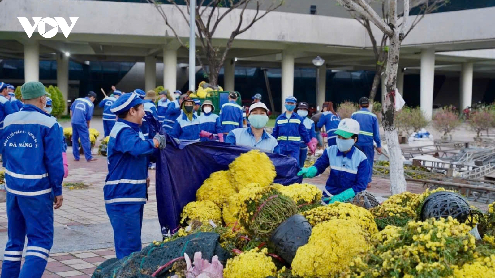 Sau Giao thừa 2 tiếng, đường phố Đà Nẵng đã sạch sẽ tinh tươm