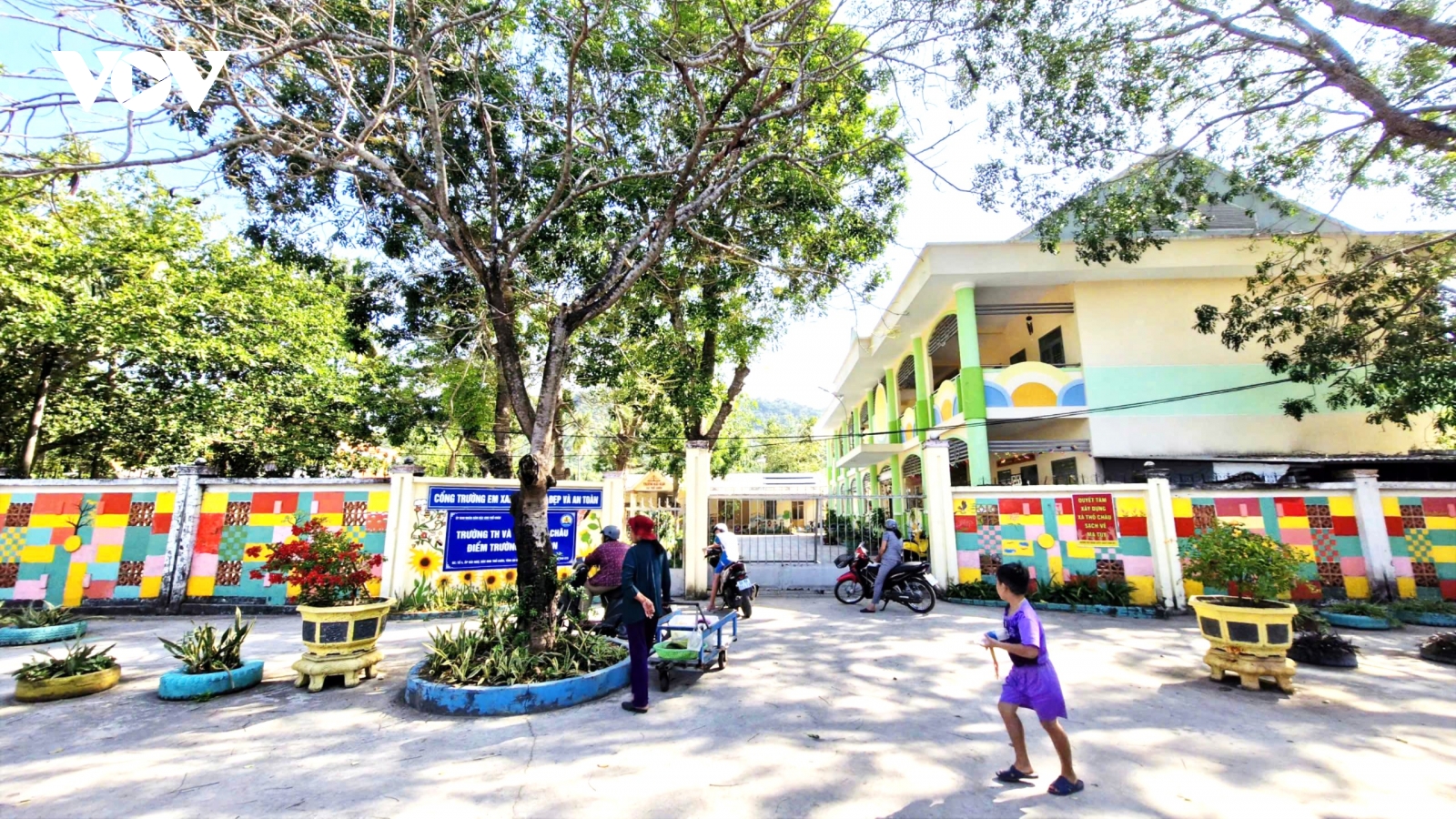 Quan tâm sự nghiệp trồng người nơi đảo xa Thổ Chu