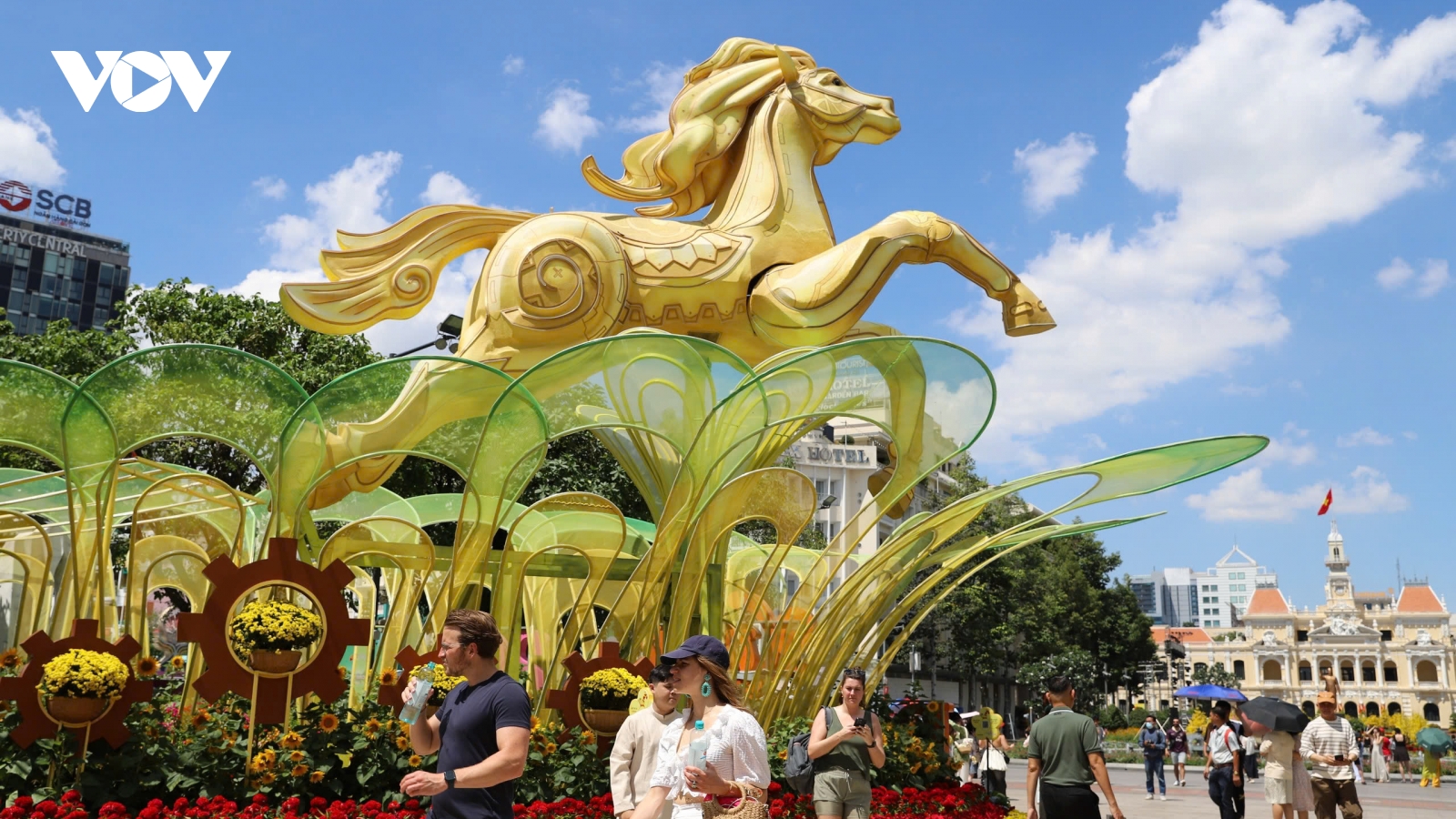 Linh vật ngựa Đường hoa Nguyễn Huệ hút khách tham quan, chụp hình