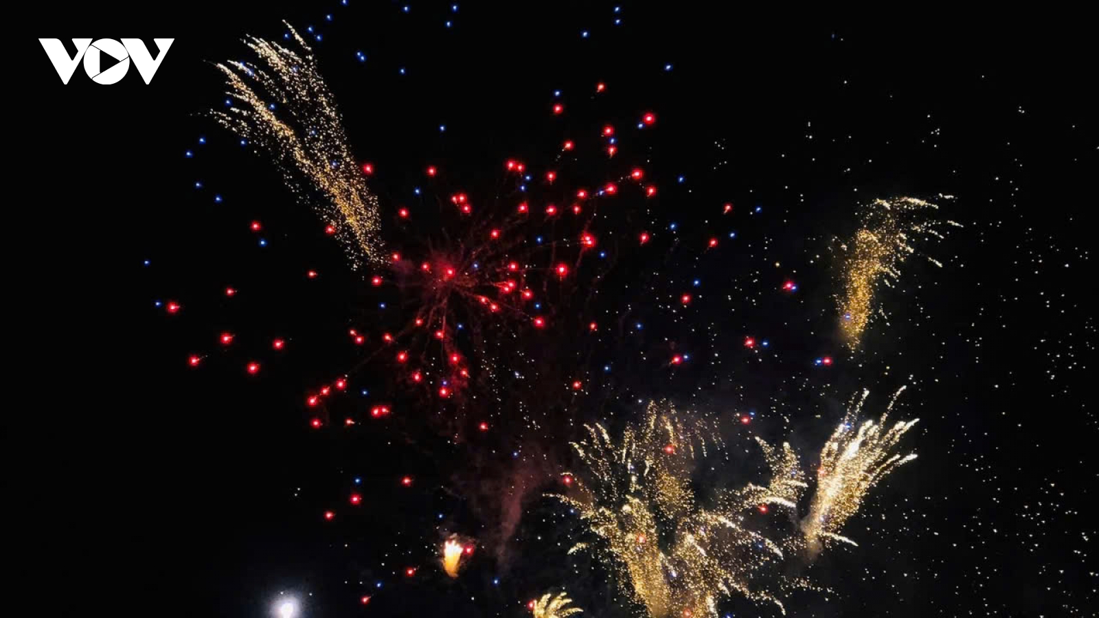 Hàng vạn người dân chiêm ngưỡng pháo hoa Giao thừa tại Vĩnh Long