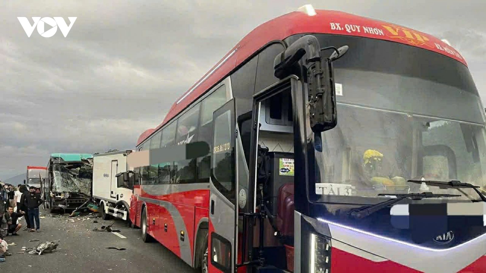 Tai nạn liên hoàn trên cao tốc Vân Phong – Nha Trang, lái xe mắc kẹt trong cabin