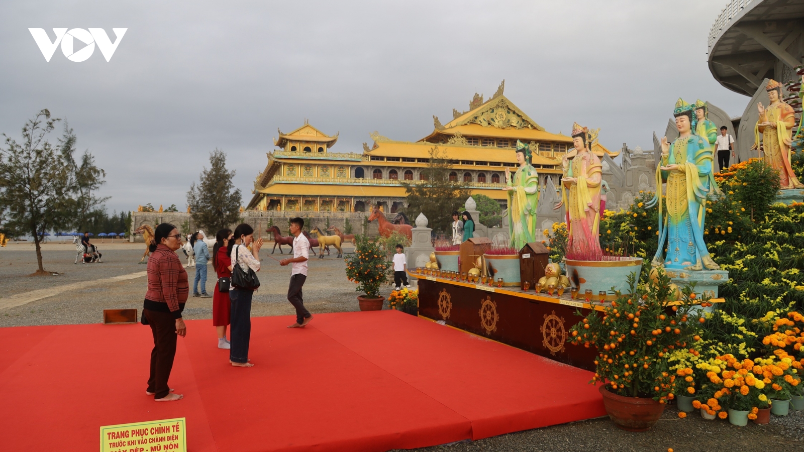 Không khí lễ chùa đầu năm tại Quảng Ngãi