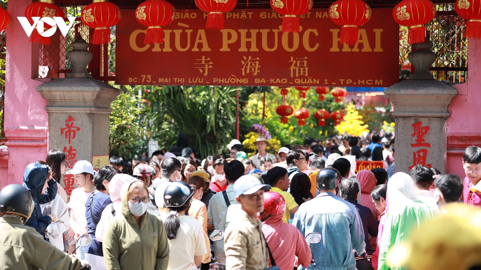 Người dân TP.HCM nô nức đi lễ Phật và du xuân đầu năm mới