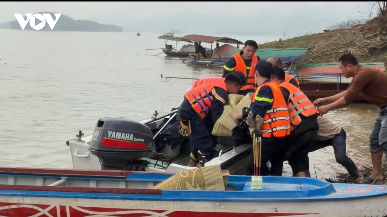 Tìm thấy thêm thi thể 4 nạn nhân mất tích sau vụ lật thuyền trên hồ Thác Bà