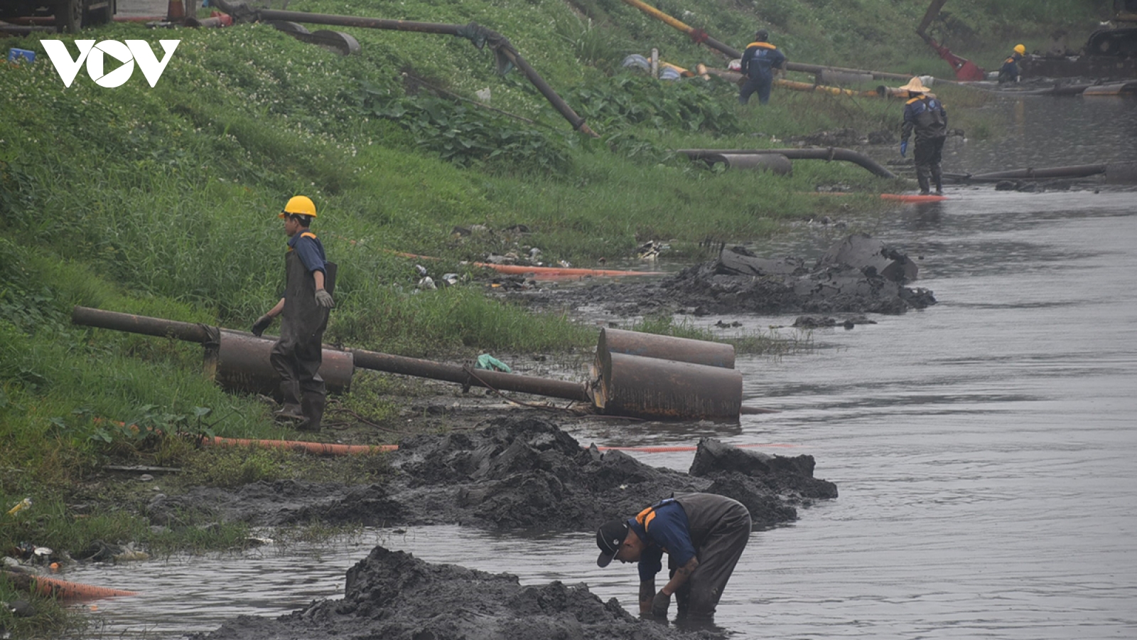 Công nhân bì bõm lội bùn nạo vét sông, hồ chống ngập úng nội đô Hà Nội