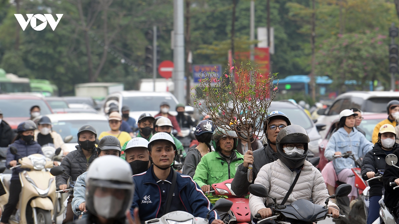 Chiều làm việc cuối trong năm, người dân ùn ùn đổ về bến xe, cửa ngõ Thủ đô