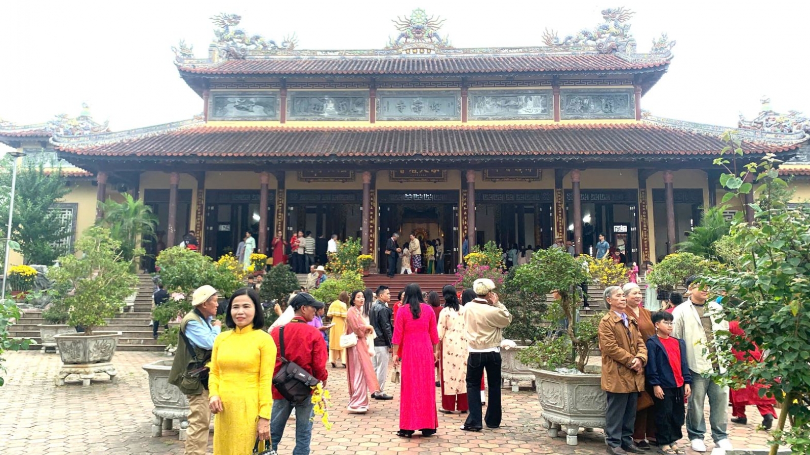 Người Huế đi chùa lễ Phật cầu an đầu năm mới