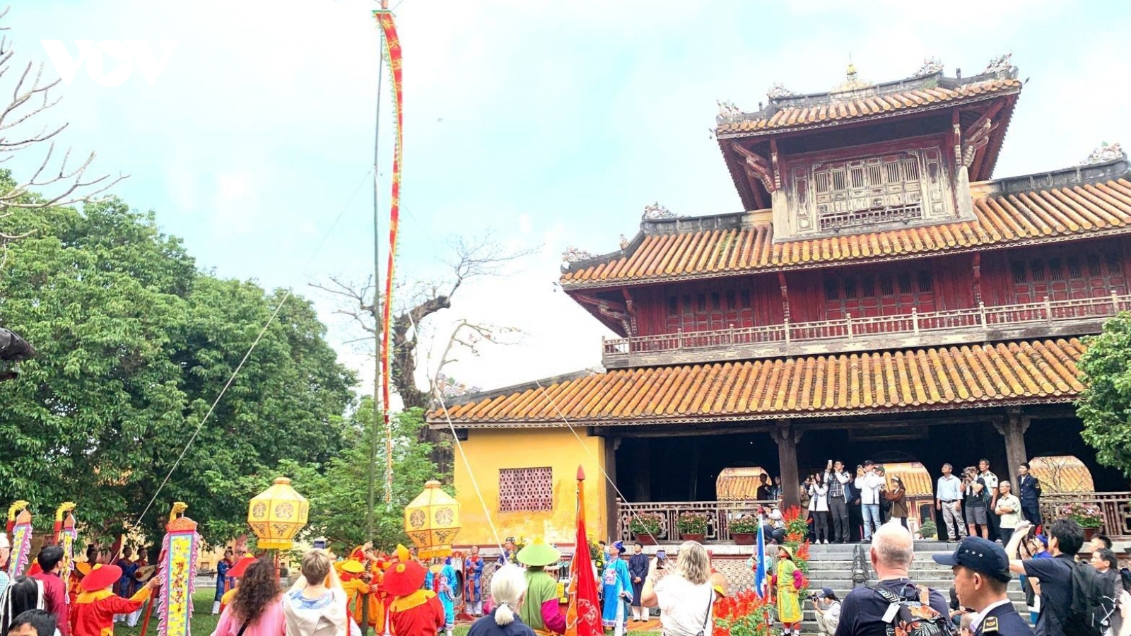 Du khách thích thú xem tái hiện nghi lễ dựng nêu đón Tết tại Đại Nội Huế