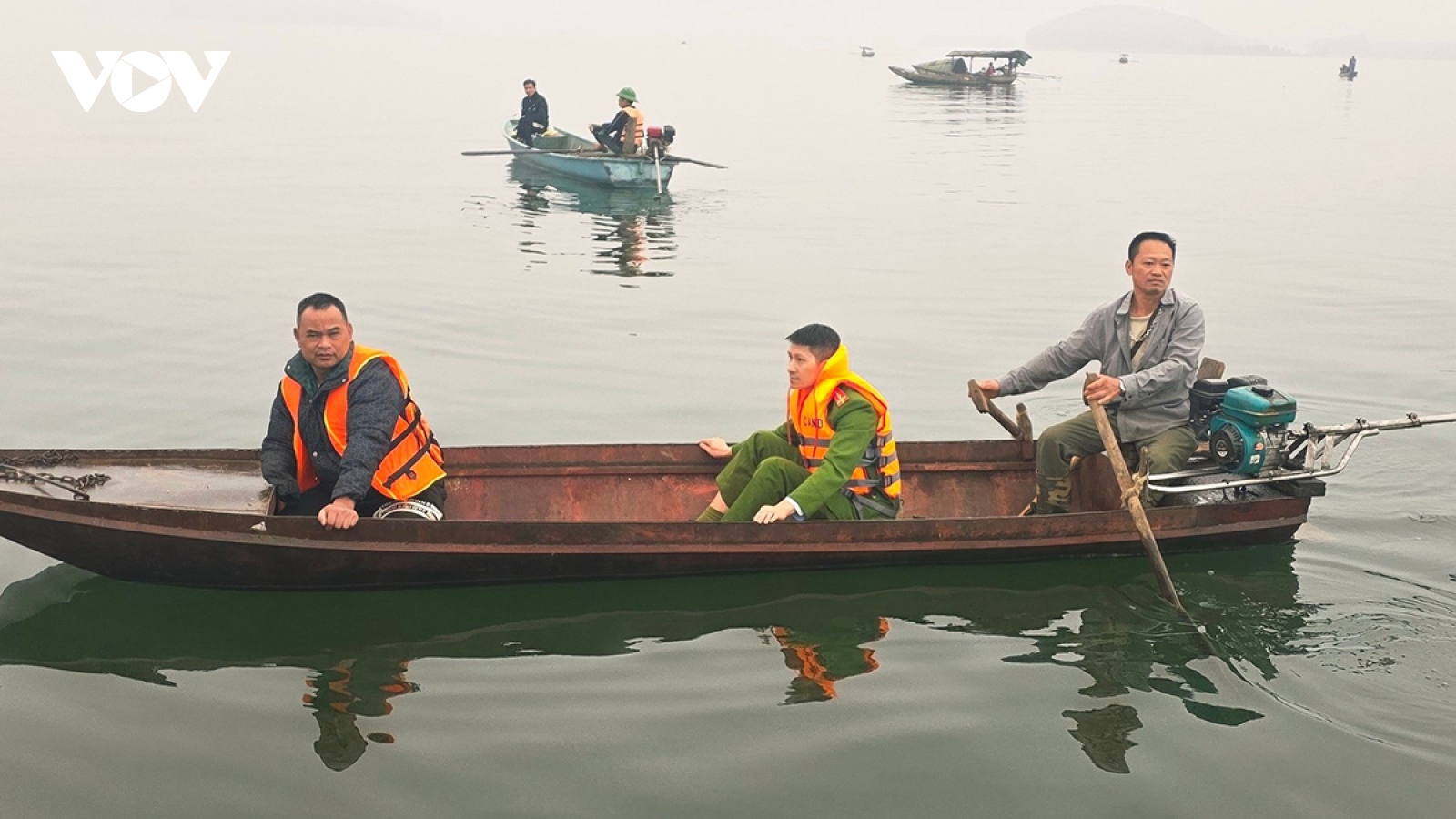 Hai người đàn ông lao vào đêm tối cứu 10 người vụ lật tàu trên hồ Thác Bà