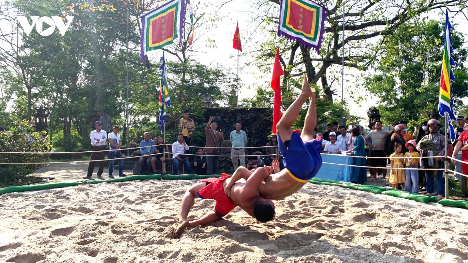 Tưng bừng khai hội vật làng Thủ Lễ đầu Xuân tại Huế