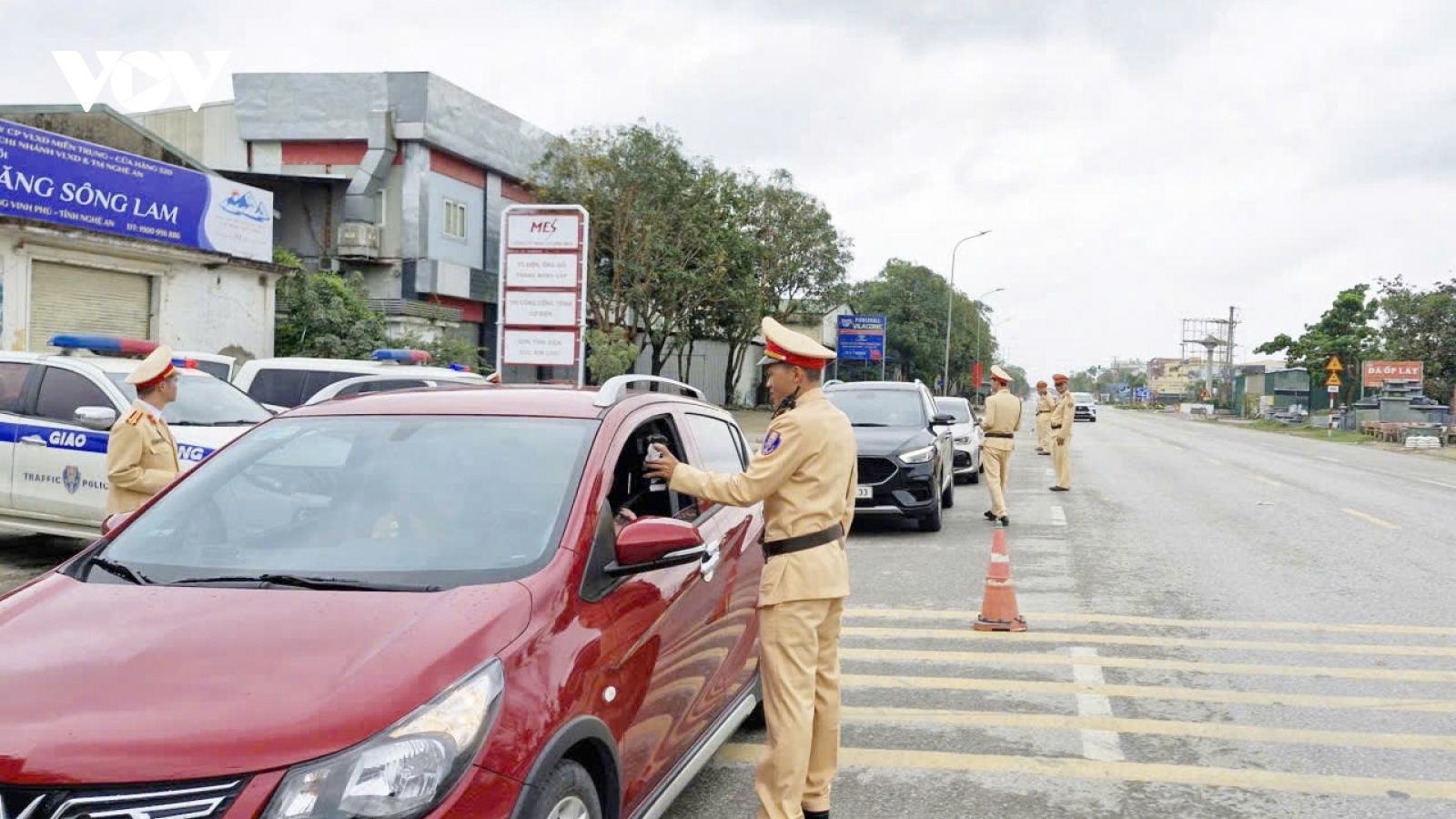 Cảnh sát giao thông Nghệ An kiểm tra nồng độ cồn từ sáng mùng 1 Tết