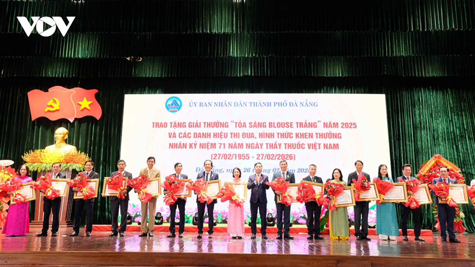 51 cán bộ, y bác sĩ tại Đà Nẵng được trao giải "Tỏa sáng Blouse trắng 2025"