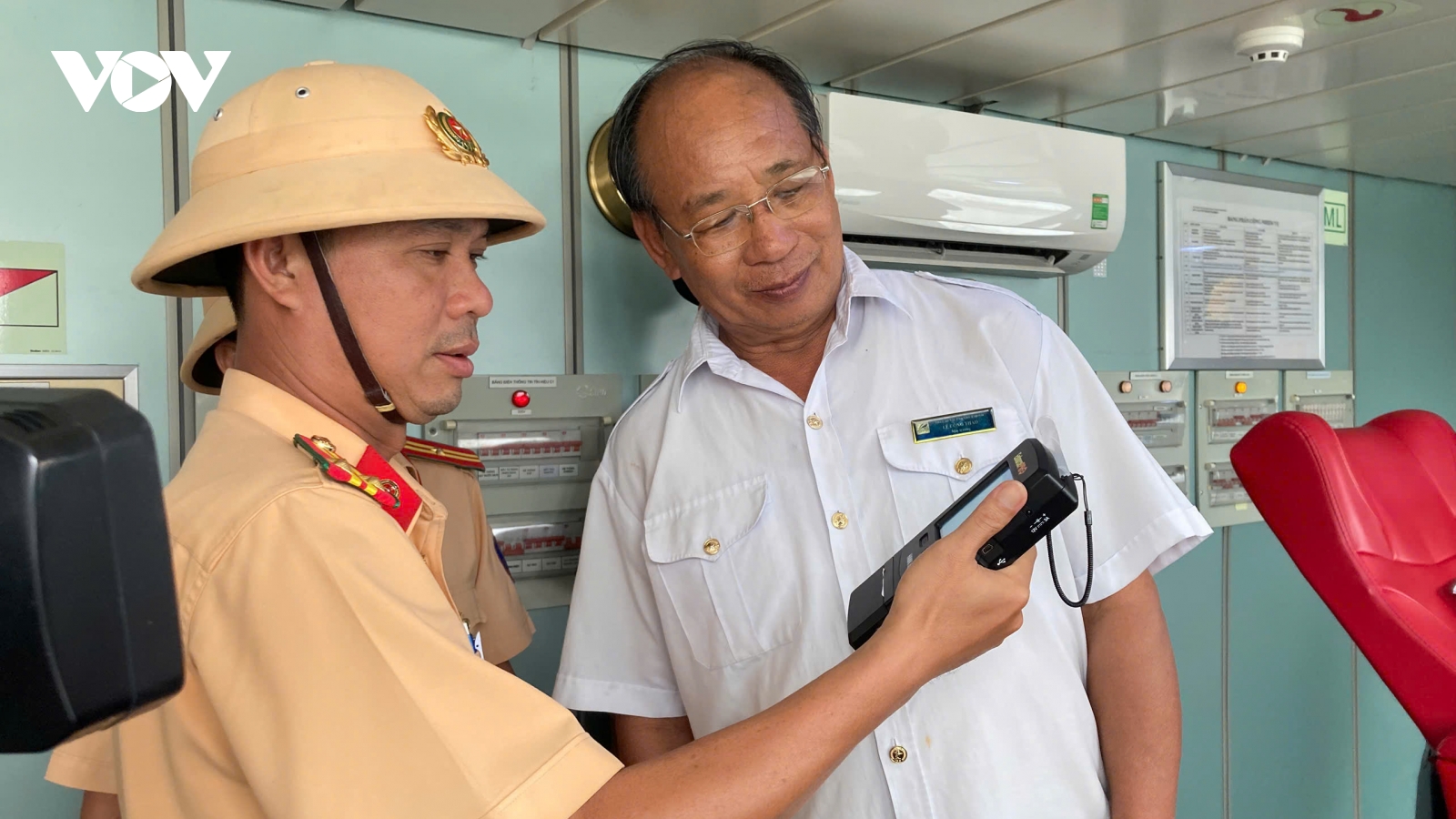 Ra quân kiểm tra nồng độ cồn tuyến đường thủy Phan Thiết – Phú Quý dịp Tết